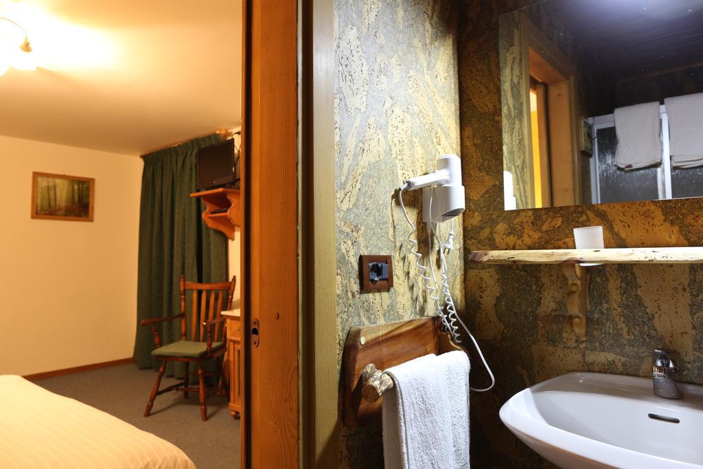 Albergo Centrale Forni di Sopra Exteriör bild