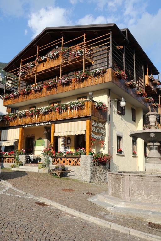 Albergo Centrale Forni di Sopra Exteriör bild