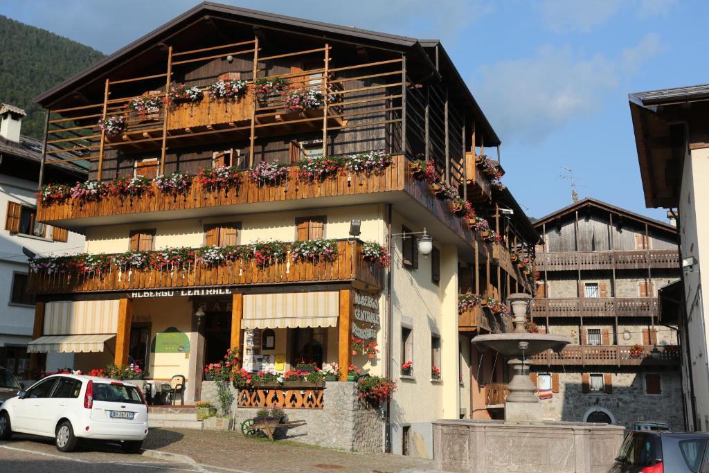 Albergo Centrale Forni di Sopra Exteriör bild